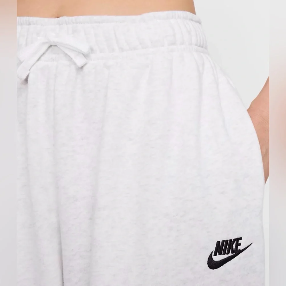 NWT Nike Women’s Sportswear Club Fleece Mid-Rise Oversized Sweatpants - Picture 3 of 8